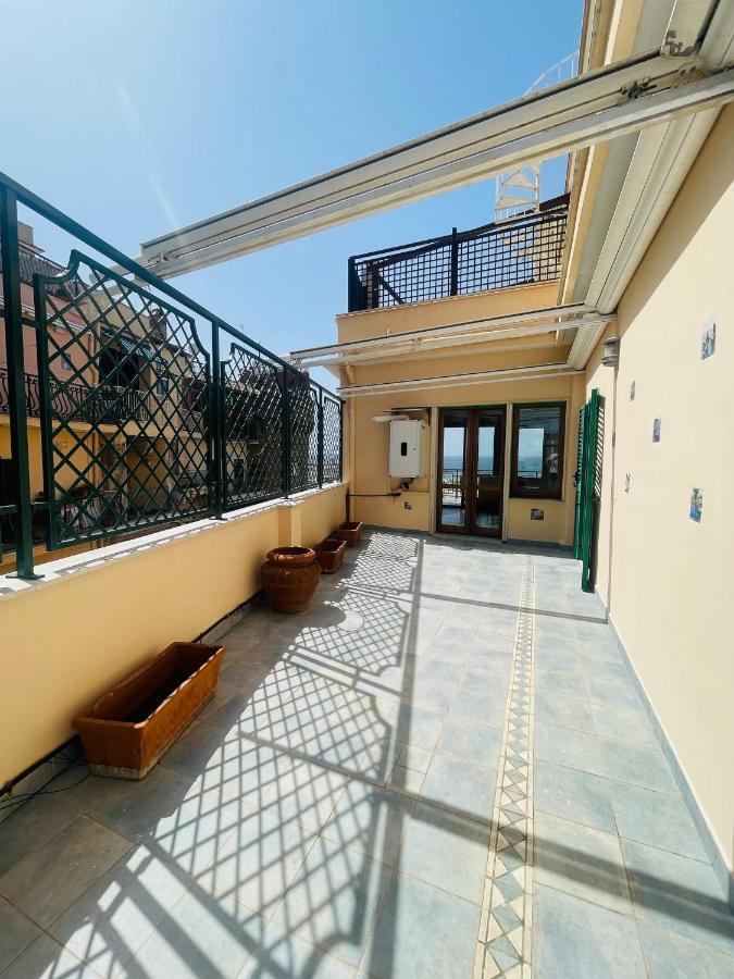 Newhouse Victoria - Sea View Apartment Нетуно Екстериор снимка